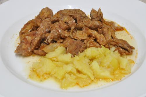 Jak uvařit vepřový guláš v alobalu? Snadné recept, připravený za 30 - 45 minut